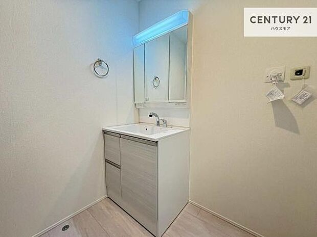 三面鏡仕様の洗面所は、身だしなみがしやすい造り!裏は収納になっています。ドライヤーやお化粧道具を片付けられるので洗面台周りをスッキリと見せることが出来ます!