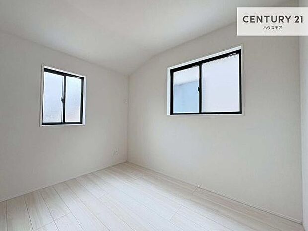 たっぷり日差しが差し込む洋室!温もりと明るさを兼ね備えた魅力的空間で、プライベート時間を有意義に過ごせます!