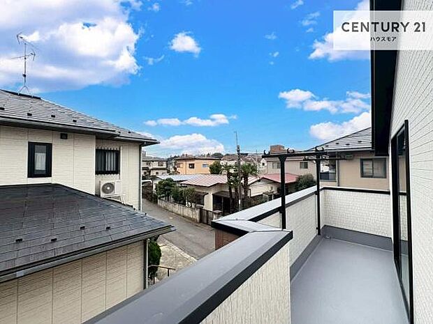 晴れた日には青い空を見渡せる開放的な時間を楽しめます。気持ちの良い風が通り抜ける街並みです!