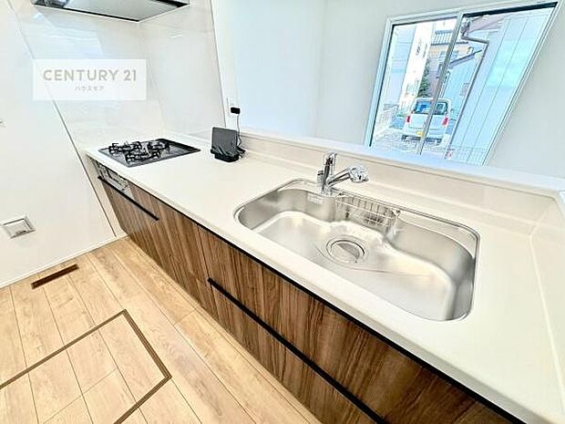 大人気の対面式システムキッチンを採用しています!ご家族のコミュニケーションが自然と増える設計です。お子様にも目が届くので嬉しいですね。広々使えて快適に作業が進みます。