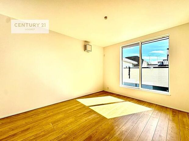 バルコニーに面している洋室です。明るく温もりがあり、換気もしっかりできます!朝起きて、外に出て背伸びをしつつ深呼吸をし良い朝を迎え入れることが出来そうですね!