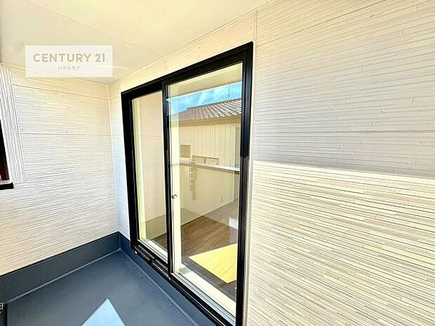 ルーフバルコニー!屋根が付いているので、急に雨が降っても濡れにくく安心!強い日差しもカットしてくれるので、お天気の良い日は、お外へ出て深呼吸するのもよさそうです!