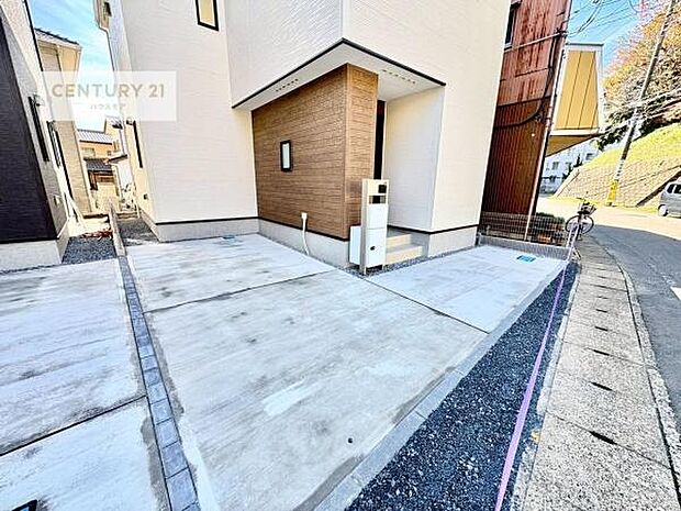 駐車スペースは2台分あります!セカンドカーはもちろん、バイクや自転車なども置き場所に困りません。