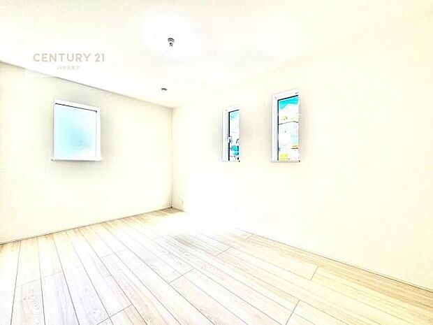 2面採光を確保した明るい室内は、風通しも良く、明るく大変居心地の良い空間となっております。リラックスして過ごせる心地の良いお部屋です!朝の目覚めがスッキリしますね!