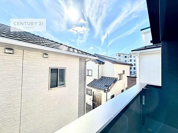 晴れた日には青い空を見渡せる開放的な時間を楽しめます。気持ちの良い風が通り抜ける街並みです!