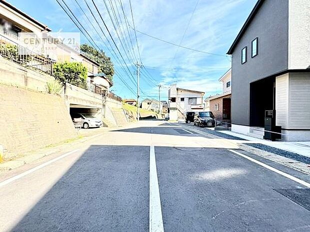 前面道路は約10m!陽当り良好な立地です。車庫入れが苦手な方も安心ですね。