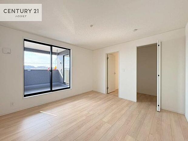 バルコニーへ面した洋室なので天気のいい日はバルコニーへ出てリフレッシュするのもいいですね!充実したプライベートタイムが送れる洋室!陽当たり、風通し良好です。