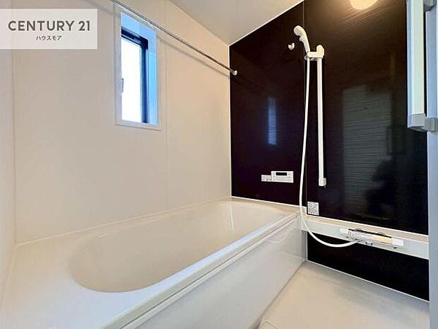 落ち着きある大人の雰囲気のバスルームは、味が出ていてバスタイムが充実!お仕事頑張っているご褒美にお好みの匂いの入浴剤を入れて、楽しんでみてはいかがでしょうか?