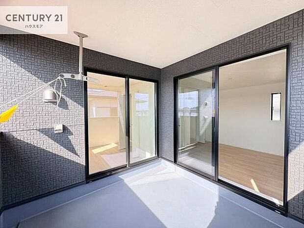 ルーフバルコニー!屋根が付いているので、急に雨が降っても濡れにくく安心!強い日差しもカットしてくれるので、お天気の良い日は、お外へ出て深呼吸するのもよさそうです!