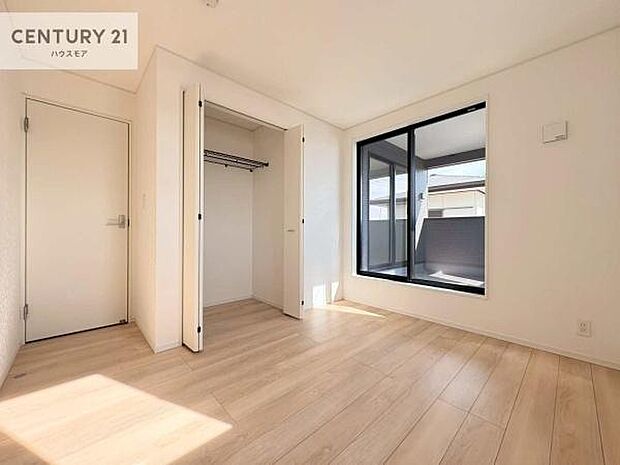 明るい室内は、風通しも良く、明るく大変居心地の良い空間となっております。リラックスして過ごせる心地の良いお部屋です!