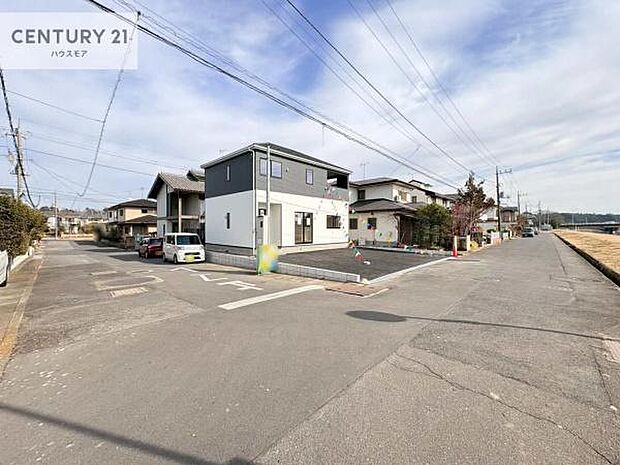 前面道路は6.08m×7.79m!陽当り良好な立地です。車庫入れが苦手な方も安心ですね。