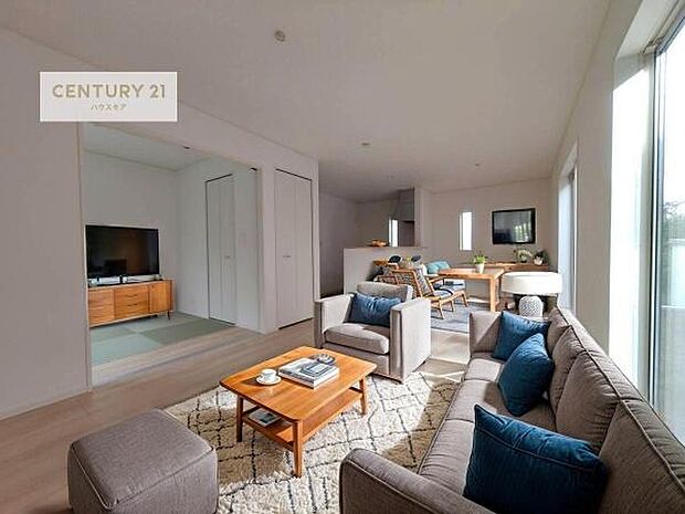 家具はCGパースです。心地良いリビングは家族が自然と集まります。家族団欒の時間が増えそうです。ご家族と、より一層充実した時間を過ごせそうですね。