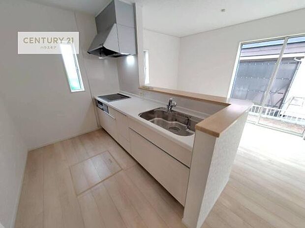 ゆとりある調理スペースで作業がしやすい快適なキッチンです!お子様と一緒にお菓子造りも楽しめる広々スペースです。楽しい調理時間になりそうですね!