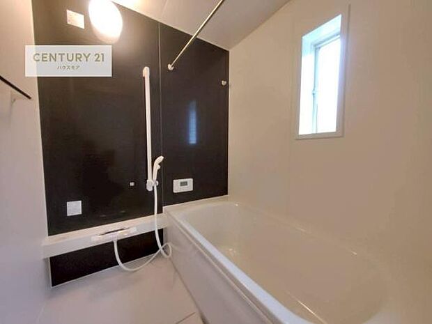 1日の疲れをしっかりと癒してくれる浴室です。おうちの素敵なリラクゼーション場所ですね。