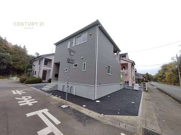 前面道路は6.1m×10.7m!陽当り良好な立地です。車庫入れが苦手な方も安心ですね。