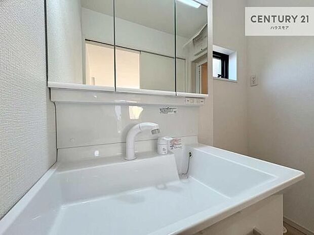 深い洗面台ボウルは、水が跳ねにくいのでお手入れが楽々!清潔感が保てます!キレイな洗面所で自分磨きのモチベーションが上がりますね!