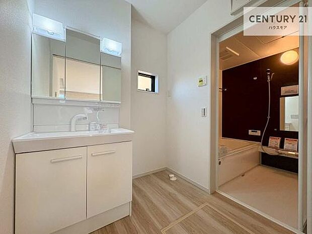 窓付きの明るい洗面室です!湿気もすぐに入れ替えができて清潔に保つことができます!自然光が差し込むのでお化粧の仕上がりも良くなりますね!