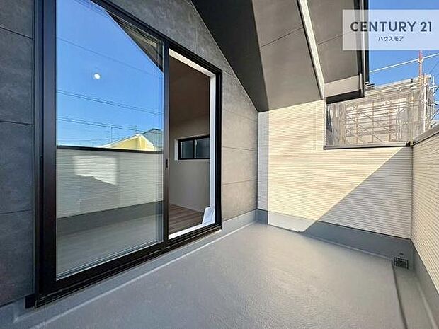 広々としたバルコニーで一日の始まりをスタート!お洗濯ものをたっぷり気持ちよく干せます!