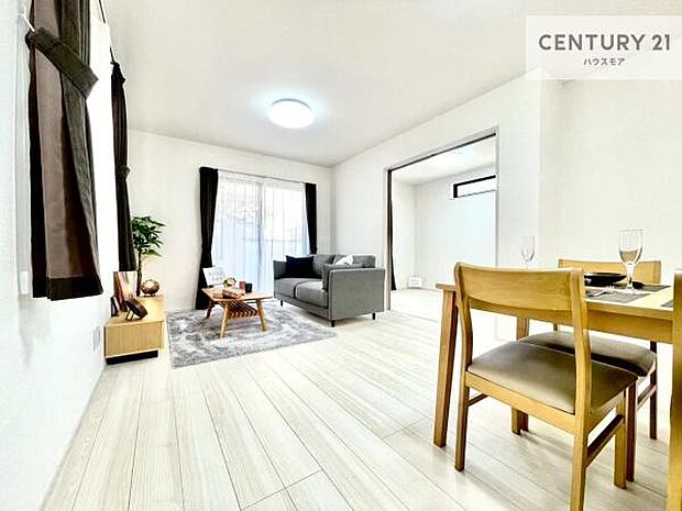 優しい陽だまりがリビングを包んでくれて居心地の良い空間を演出してくれます!自然と家族が集い会話が増える心地よい空間!【現地販売会開催中】