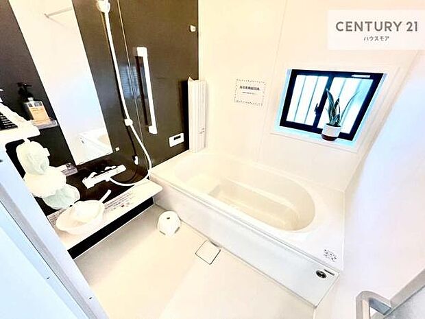 落ち着きある大人の雰囲気のバスルームは、シックなデザインでバスタイムが充実!お仕事頑張っているご褒美にお好みの匂いの入浴剤を入れて、楽しんでみてはいかがでしょうか?【現地販売会開催中】