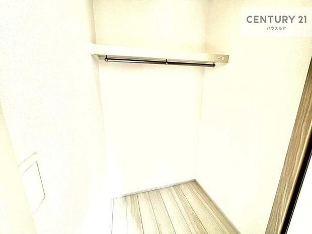 ウォークインクローゼット付きです。たくさんのお洋服などを収納しておけそうですね!他にも扇風機や加湿器など季節物の大きな家電も収納できます。【現地販売会開催中】