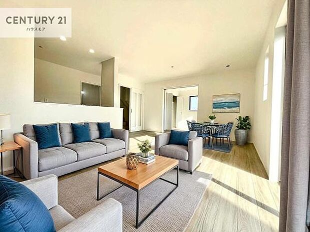 家具はCGパースです。開放感のある広々LDK!ソファーやダイニングテーブルを置いても窮屈にならないので快適に過ごせます!コミュニケーションが取りやすいリビングです!【現地販売会開催中】