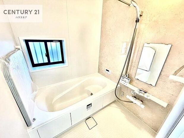 白を基調とした清潔感のあるバスルーム!快適なバスタイムが送れます!1日の疲れをしっかりと癒してくれる素敵なリラクゼーション空間になりそうですね。【現地販売会開催中】