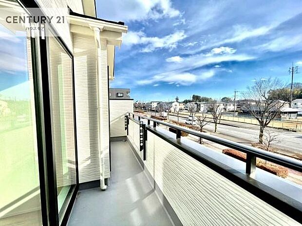 広々としているバルコニーです!お洗濯物を干すのはもちろん風に当たりながらくつろぎタイムが送れます!【現地販売会開催中】