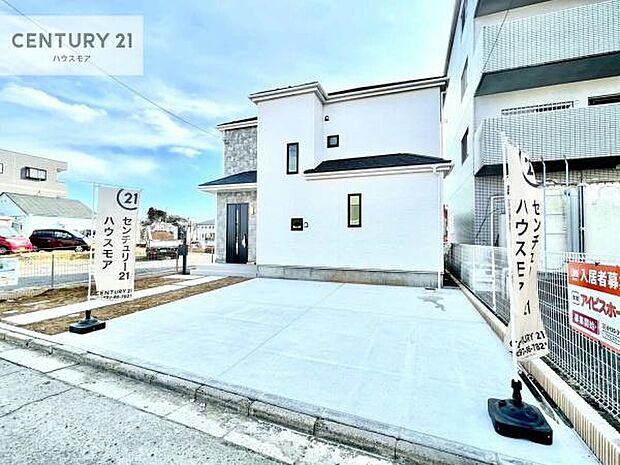 駐車スペースは3台分あります!セカンドカーはもちろん、バイクや自転車なども置き場所に困りません。【現地販売会開催中】