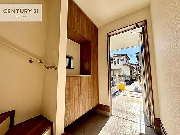 シューズボックス付きなので、玄関が片付きお掃除がしやすいです!スッキリした玄関で戸を開けた瞬間、清潔感のある心地いい空間が出迎えてくれます。