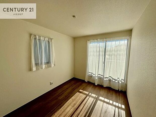 バルコニーに面している洋室です。明るく温もりがあり、換気もしっかりできます!朝起きて、外に出て背伸びをしつつ深呼吸をし良い朝を迎え入れることができます。