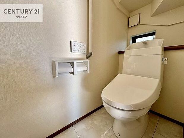 1・2階にトイレがございます!朝の忙しい時間帯も待たずにすみそうですね。白を基調とした清潔感のあるトイレでお手入れがしやすいです!