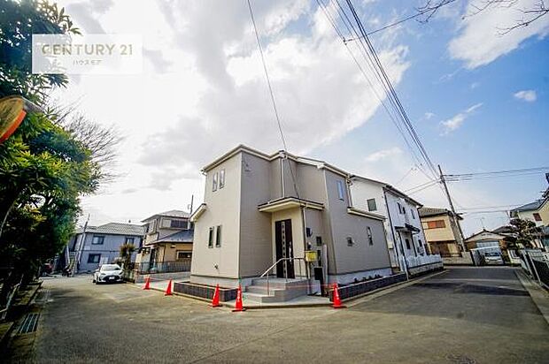 前面道路は5m×5m!陽当り良好な立地です。車庫入れが苦手な方も安心ですね。