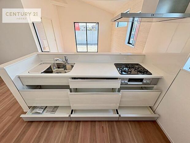 収納スペースが豊富で、調理スペースがスッキリと片付きひろ〜く活用できます!快適に作業ができます!毎日の料理が捗ります!