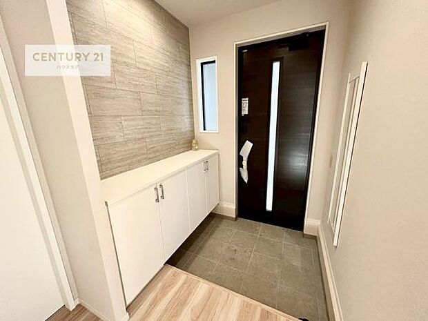 シューズボックス付きなので、玄関が片付きお掃除がしやすいです!スッキリした玄関で戸を開けた瞬間、清潔感のある心地いい空間が出迎えてくれます。