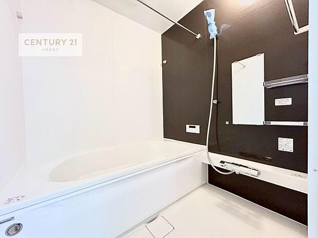 落ち着きある大人の雰囲気のバスルームは、シックなデザインでバスタイムが充実!お仕事頑張っているご褒美にお好みの匂いの入浴剤を入れて、楽しんでみてはいかがでしょうか?