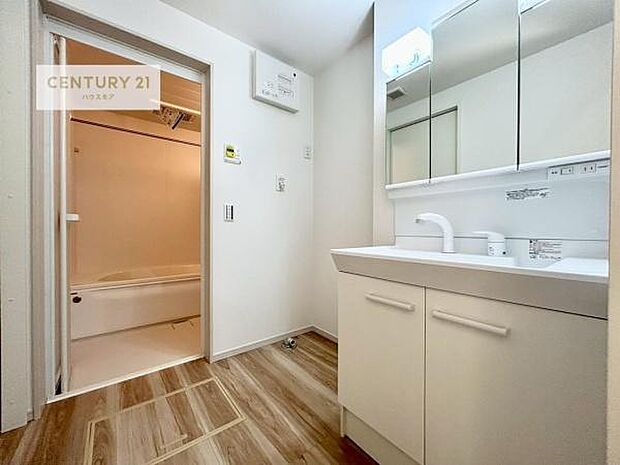 三面鏡仕様の洗面所は、身だしなみがしやすい造り!裏は収納になっています。ドライヤーやお化粧道具を片付けられるので洗面台周りをスッキリと見せることが出来ます!