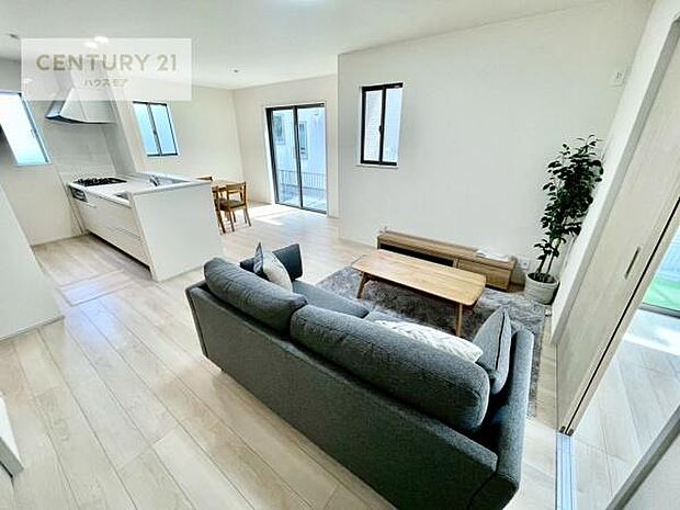 開放感のある広々LDK!ソファーやダイニングテーブルを置いても窮屈にならないので快適に過ごせます!コミュニケーションが取りやすいリビングです!