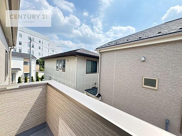 広々としているバルコニーです!お洗濯物を干すのはもちろん風に当たりながらくつろぎタイムが送れます!