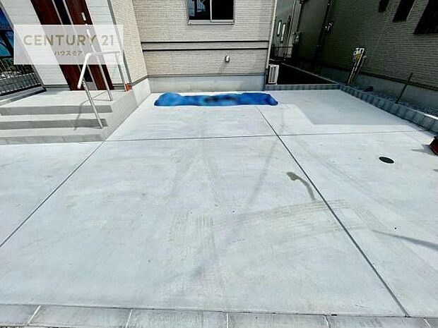 駐車スペースは2台分あります!セカンドカーはもちろん、バイクや自転車なども置き場所に困りません。