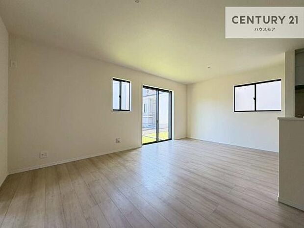 大きな窓からたっぷりの陽ざしが入る明るいリビング。開放感のあるリビングで家族団らんのくつろぎの時間を過ごせます。