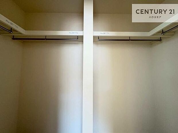 ウォークインクローゼット付きです。たくさんのお洋服などを収納しておけそうですね!他にも扇風機や加湿器など季節物の大きな家電も収納できます。