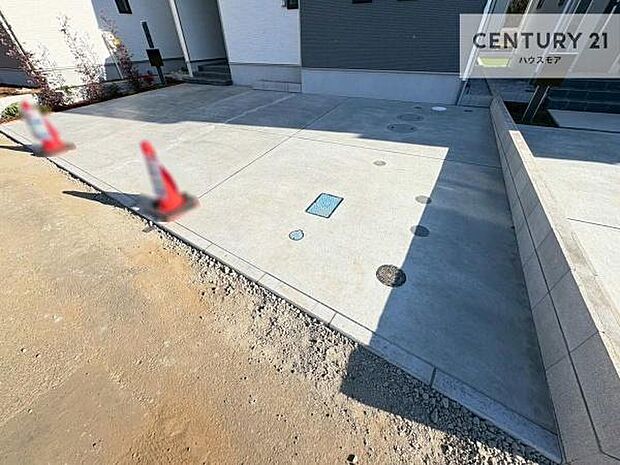 駐車スペースは2台分あります!セカンドカーはもちろん、バイクや自転車なども置き場所に困りません。