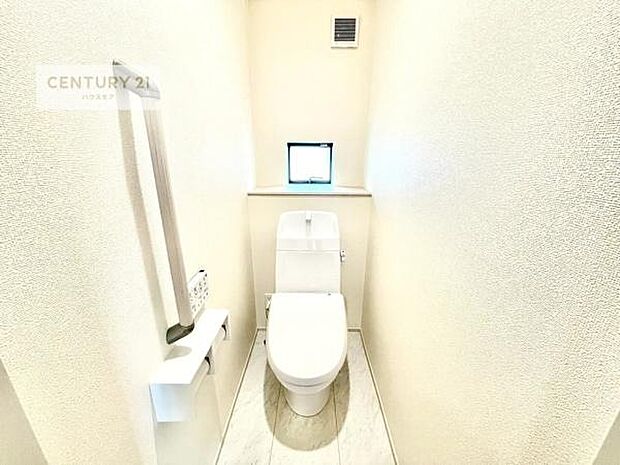 1・2階にトイレがございます!朝の忙しい時間帯も待たずにすみそうですね。白を基調とした清潔感のあるトイレでお手入れがしやすいです!