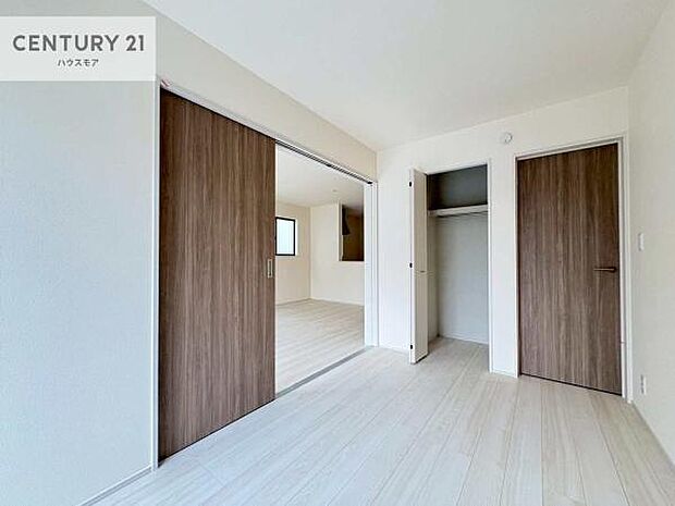 リビングと隣接した洋室です!家事の休憩スペースやキッズスペースとして活用するのもよさそうですね!収納も付いています!