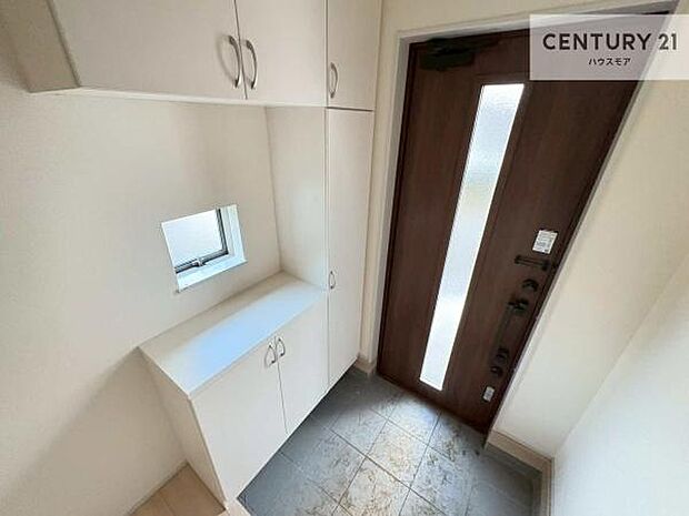 シューズボックス付きなので、玄関が片付きお掃除がしやすいです!スッキリした玄関で戸を開けた瞬間、清潔感のある心地いい空間が出迎えてくれます。