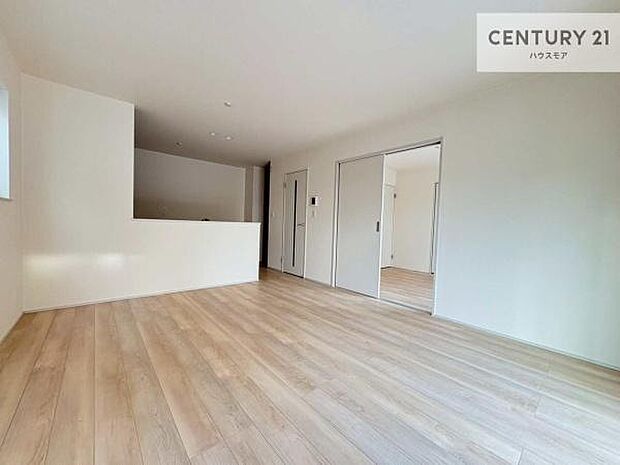 開放感のある広々LDK!ソファーやダイニングテーブルを置いても窮屈にならないので快適に過ごせます!コミュニケーションが取りやすいリビングです!