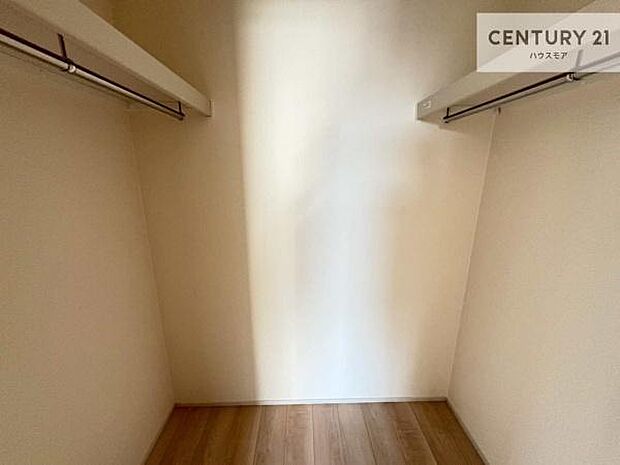 ウォークインクローゼット付きです。たくさんのお洋服などを収納しておけそうですね!他にも扇風機や加湿器など季節物の大きな家電も収納できます!