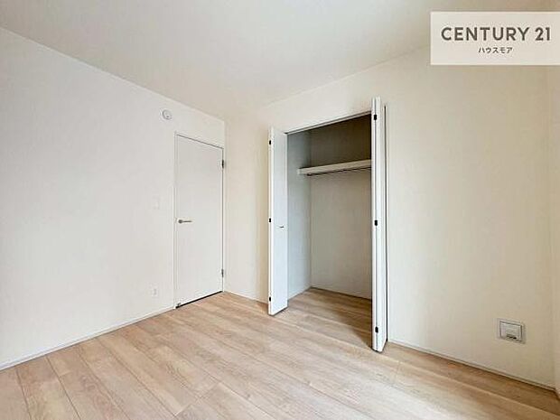 洋室は子供部屋や寝室、色々と用途多彩に利用できますね。収納力もたっぷりなので、広々気持ちよく過ごすことができます。