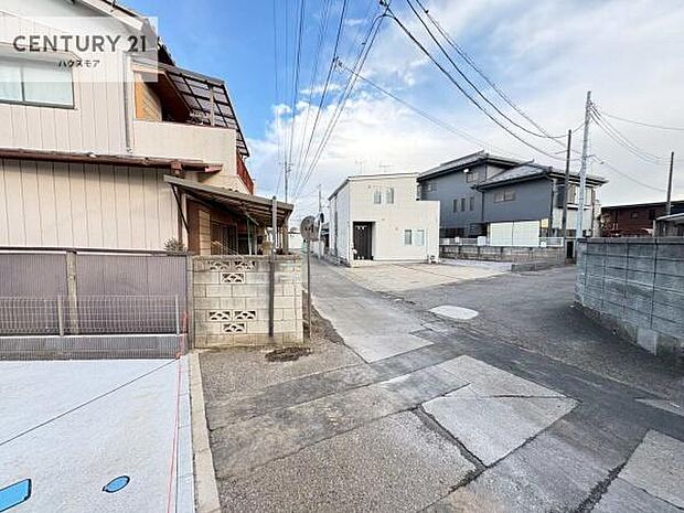 前面道路4m!陽当り良好な立地です。車庫入れが苦手な方も安心ですね。